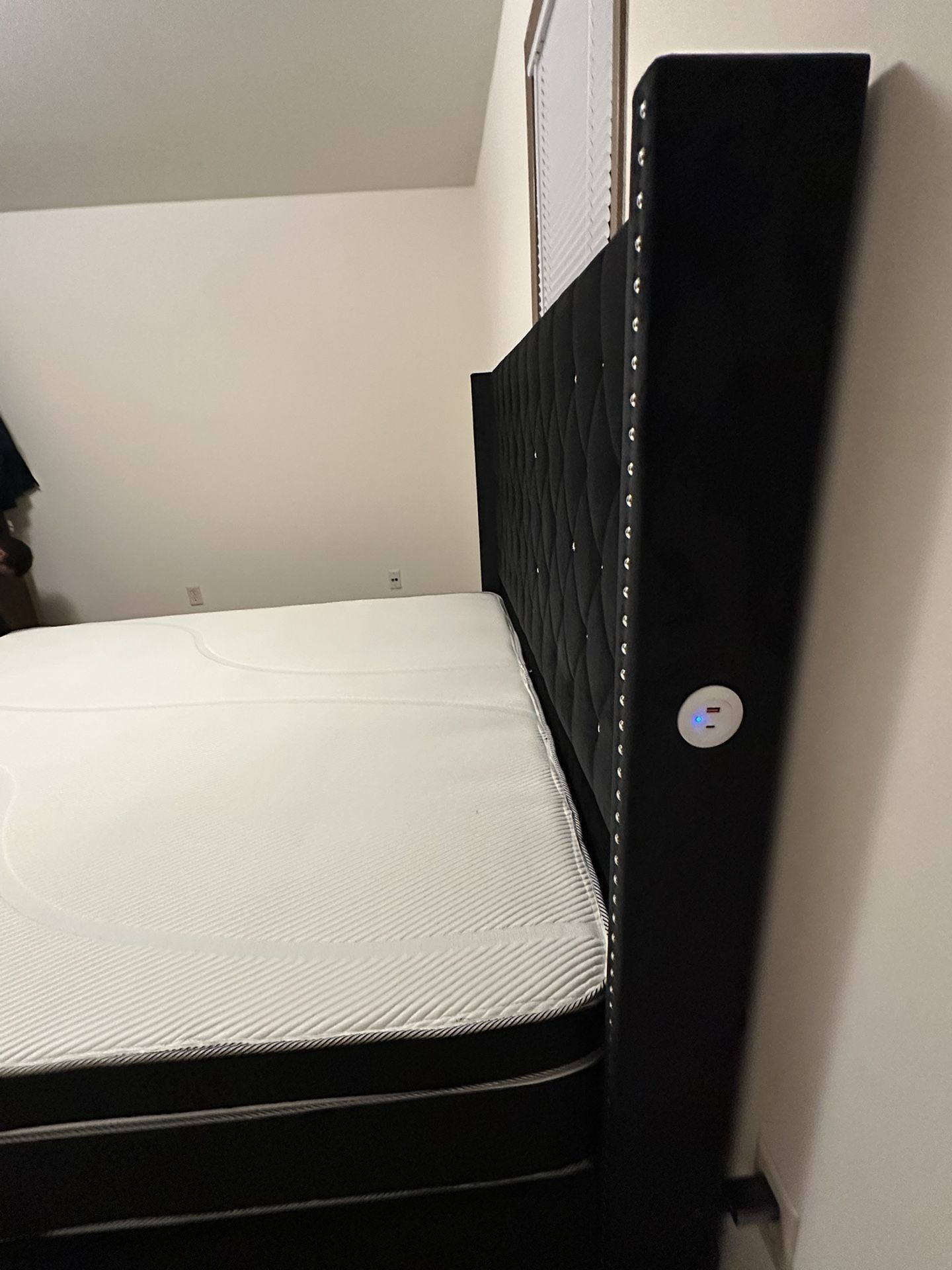 King Savanah Bed Frame. Including Matress / USP Charge