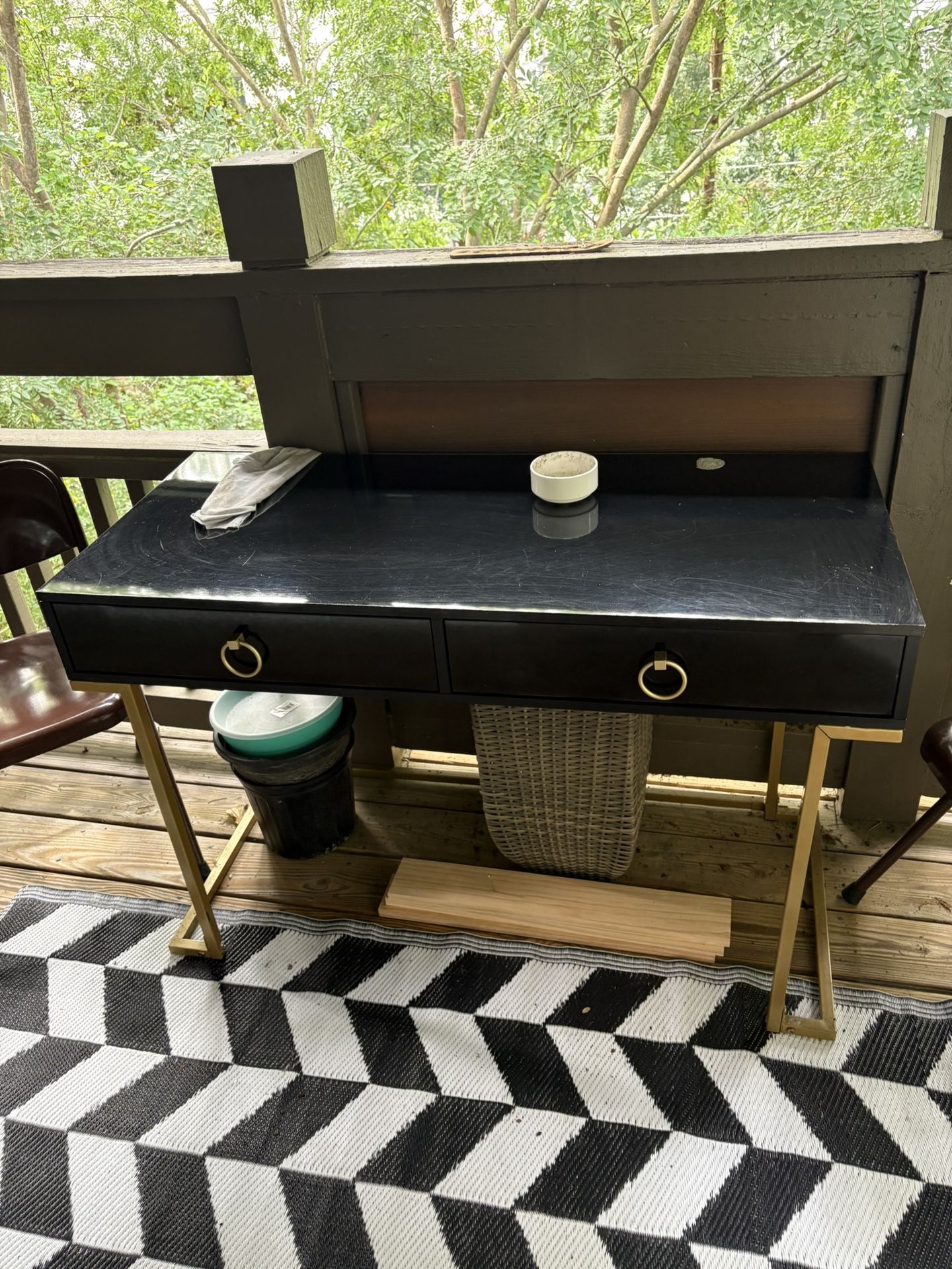 Black Desk