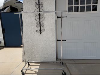 Rolling clothes rack