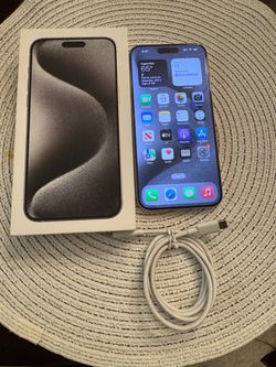 iPhone 15 pro max White 256gb fully unlocked for all carriers