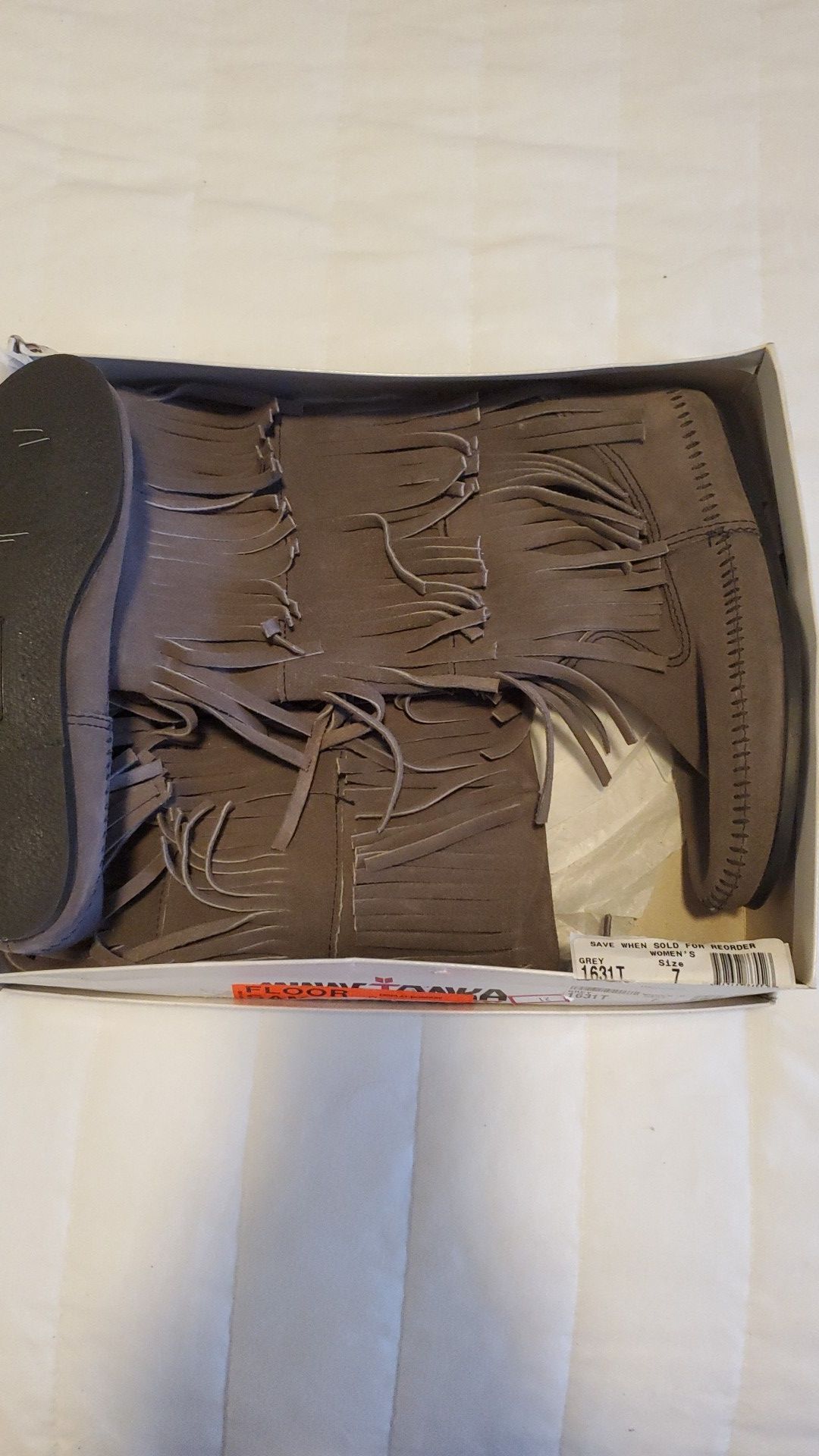 Minnetonka moccasin boots sz7