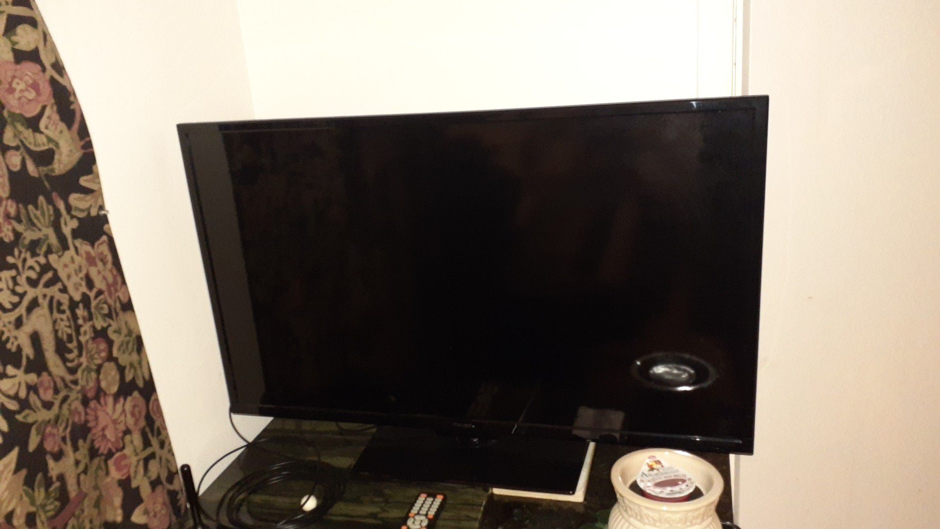 TV. Westinghouse..its .great tv. Only Need reprogramar.40 inch