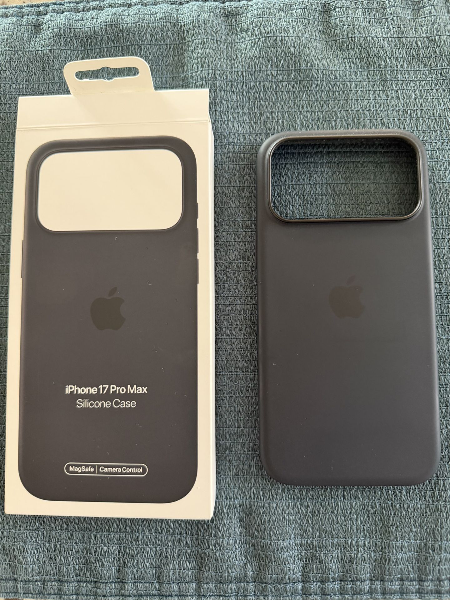 Apple Black Silicon Case iPhone 17pro Max