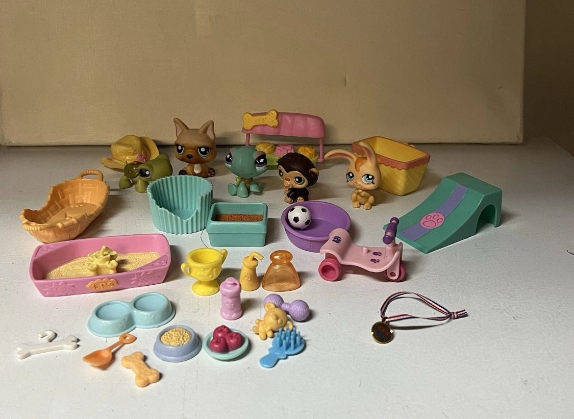 Littlest Pet Shop bundle - 20+ figures, accessories, and playsets 