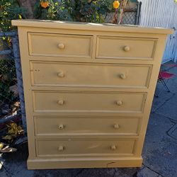 Real woods 6 drawer dresser, 4 big ones and 2 little ones.Good conditions , all doors work fine 