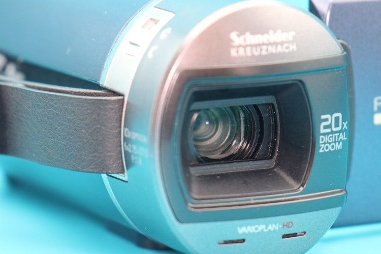 Samsung HMX-Q10UN/XAA HD Camcorder 10x Optical Zoom HD Video