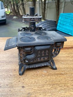 Vintage Queen Toy Cast Iron Stove