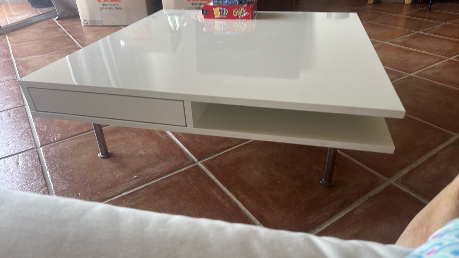 Coffee table white with 2 drawers
