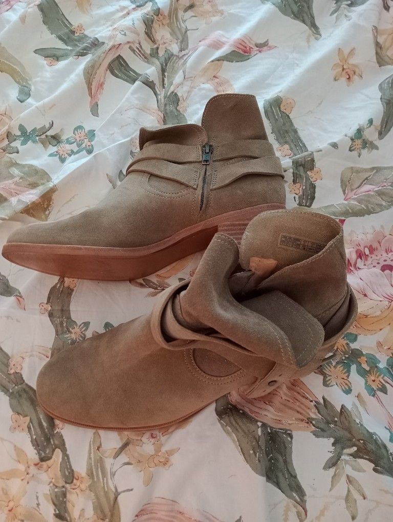 Uggs Women's Boots Size 11