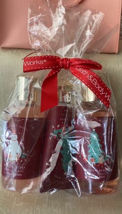 Bath & Body Works Christmas Magic Winter Berry Gift Set