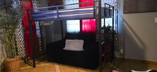 Full size loft bed with clean mattress memory foam style like new conditions perfect for small spaces/ cama matrimonial loft bed tipo litera con espac