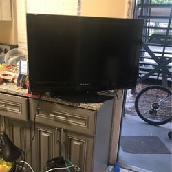 32 inches Tv B Whit DVD  Brand DYnex