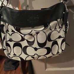 Beautiful  Coach  purse will sell for 25.00