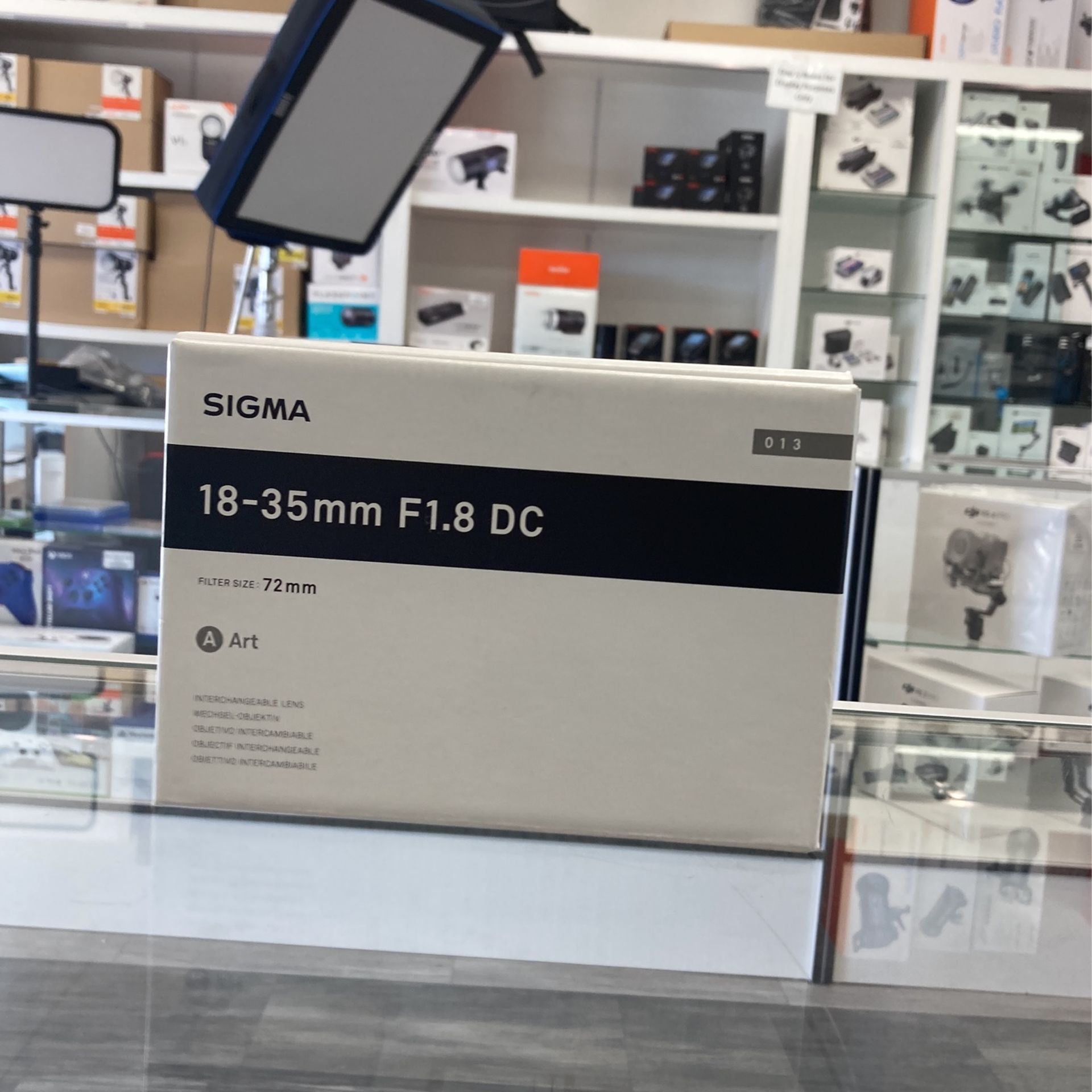 Sigma 18 35mm F1.8 DC Sigma 18 35mm F1.8 DC