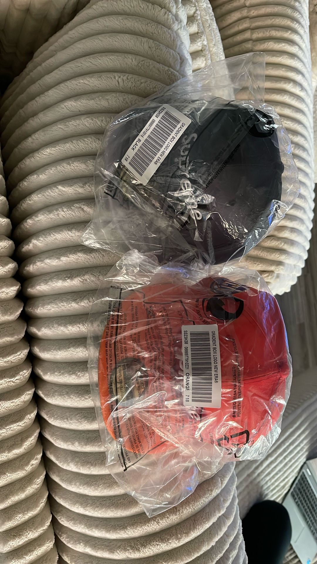 (2) Supreme Gradient Box Logo 2023