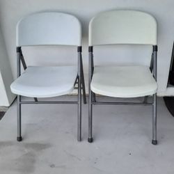 2 Folding Chairs 