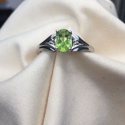 PERIDOT AND DIAMOND RING (10k white gold)