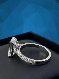 Emerald shape Lab-Grown Diamond Ring 💍