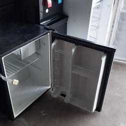 Dos mini rrefres y una maquina para garraron de agua