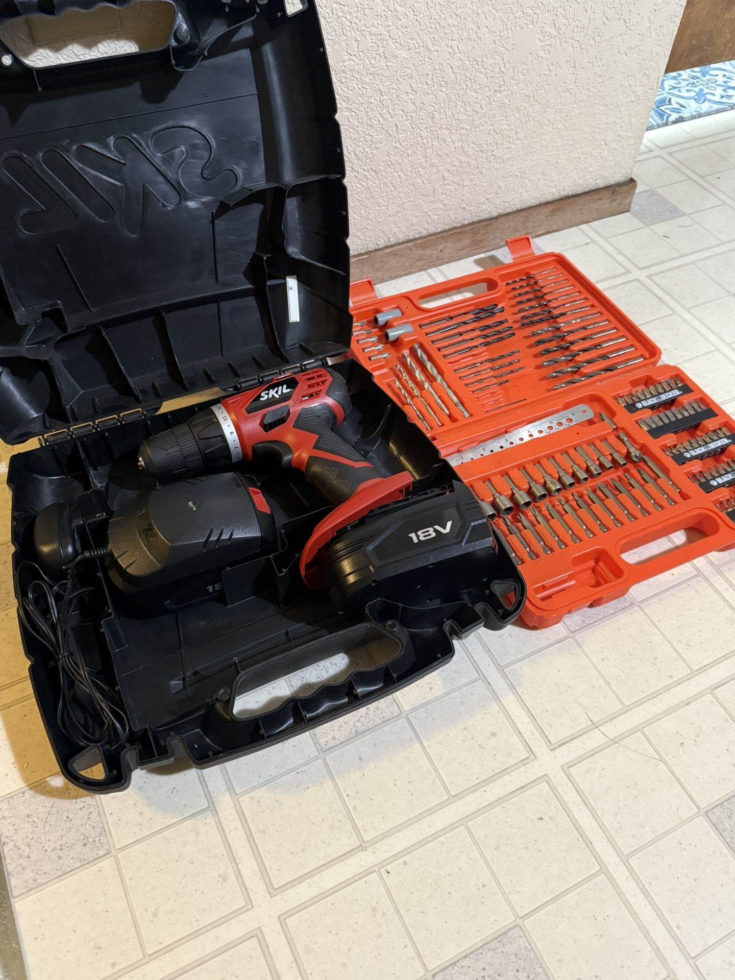 Skil 18v 3/8 Variable Speed Drill + 2 Batteries & Charger + 100 Piece Bit Set