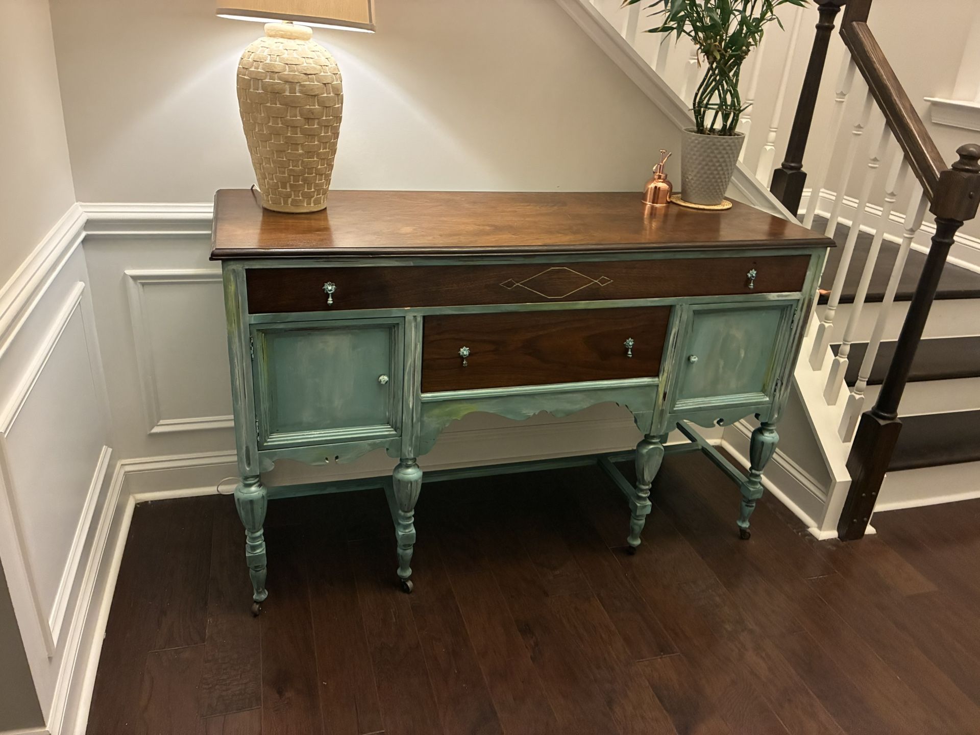 Buffet / Entry table