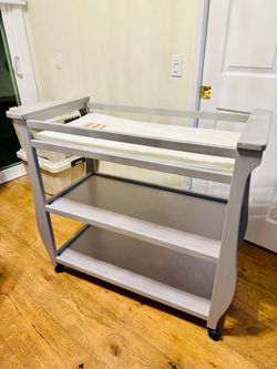 Changing table with wheel