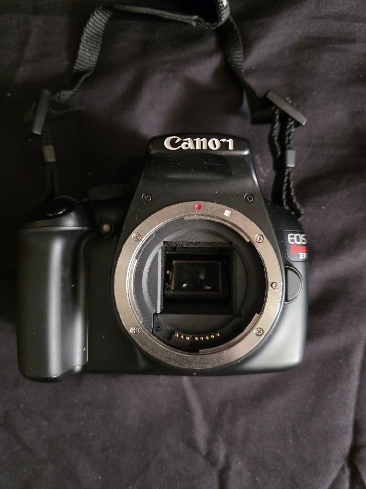 Canon EOS Rebel T3 w 300mm Len