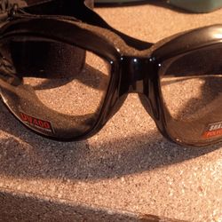 Motorcycle goggles