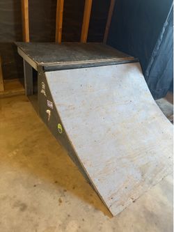 Skate ramp