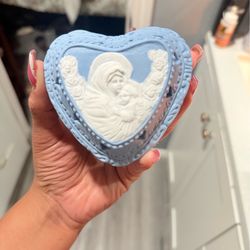 This is a trinket box