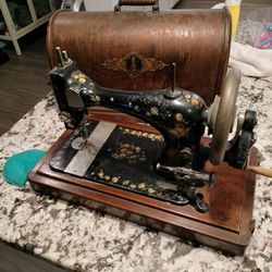 Turn Of The Century Singer ( Hand Crank )
