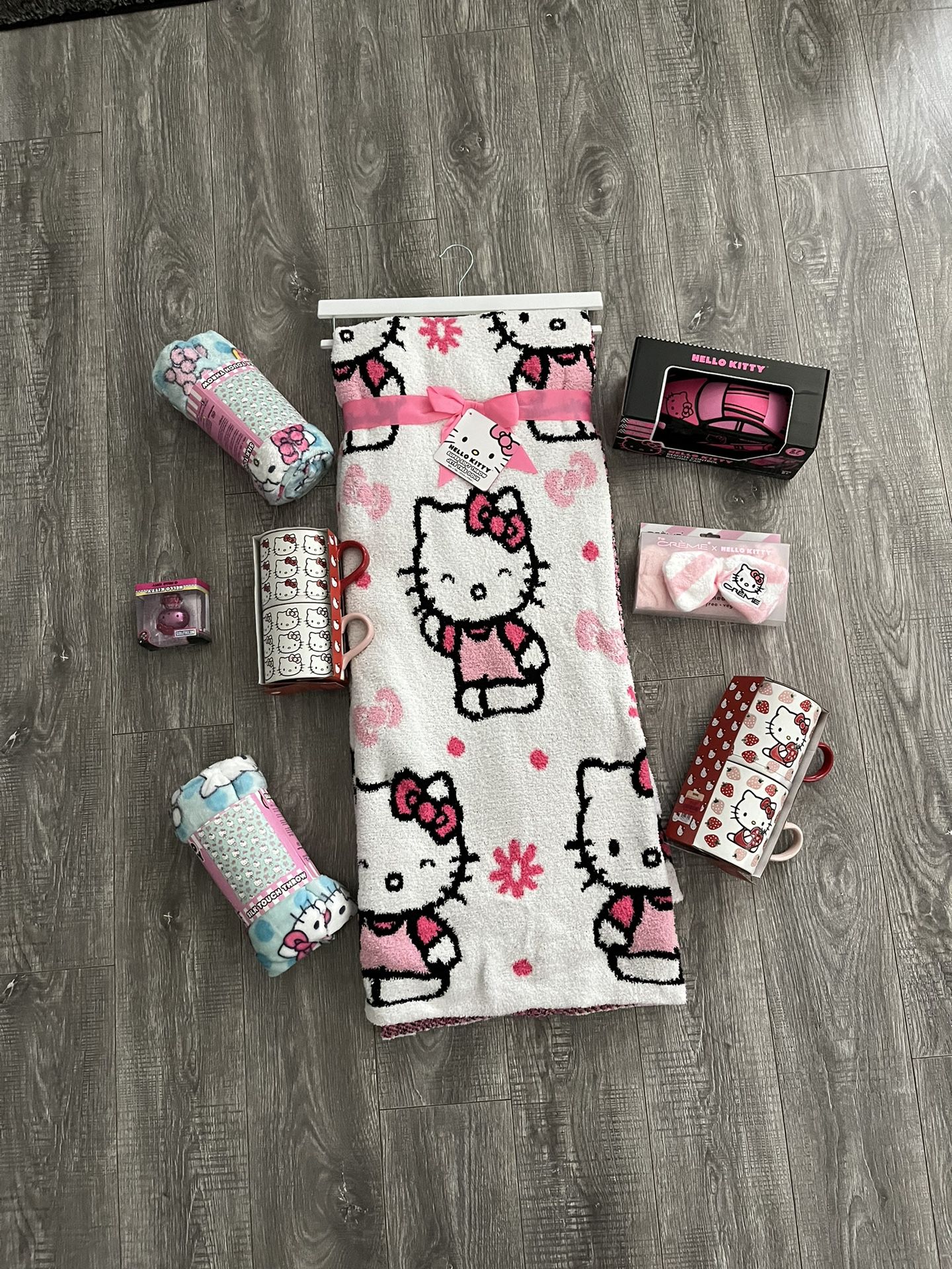 Hello Kitty Blanket Bundle