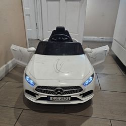  12V Kids Electric Ride On Car with Parent Remote Control, Two Motors, 2 Speeds, Music, LED Lights, USB for 3-6 Years Old, White

