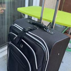 black Samsonite expandable spinner 28”suitcase Revo Luggage