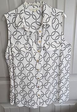 BEAUTIFUL ✨️ Women's Black and White, Button Down and Sleeveless. Top Size (2X)