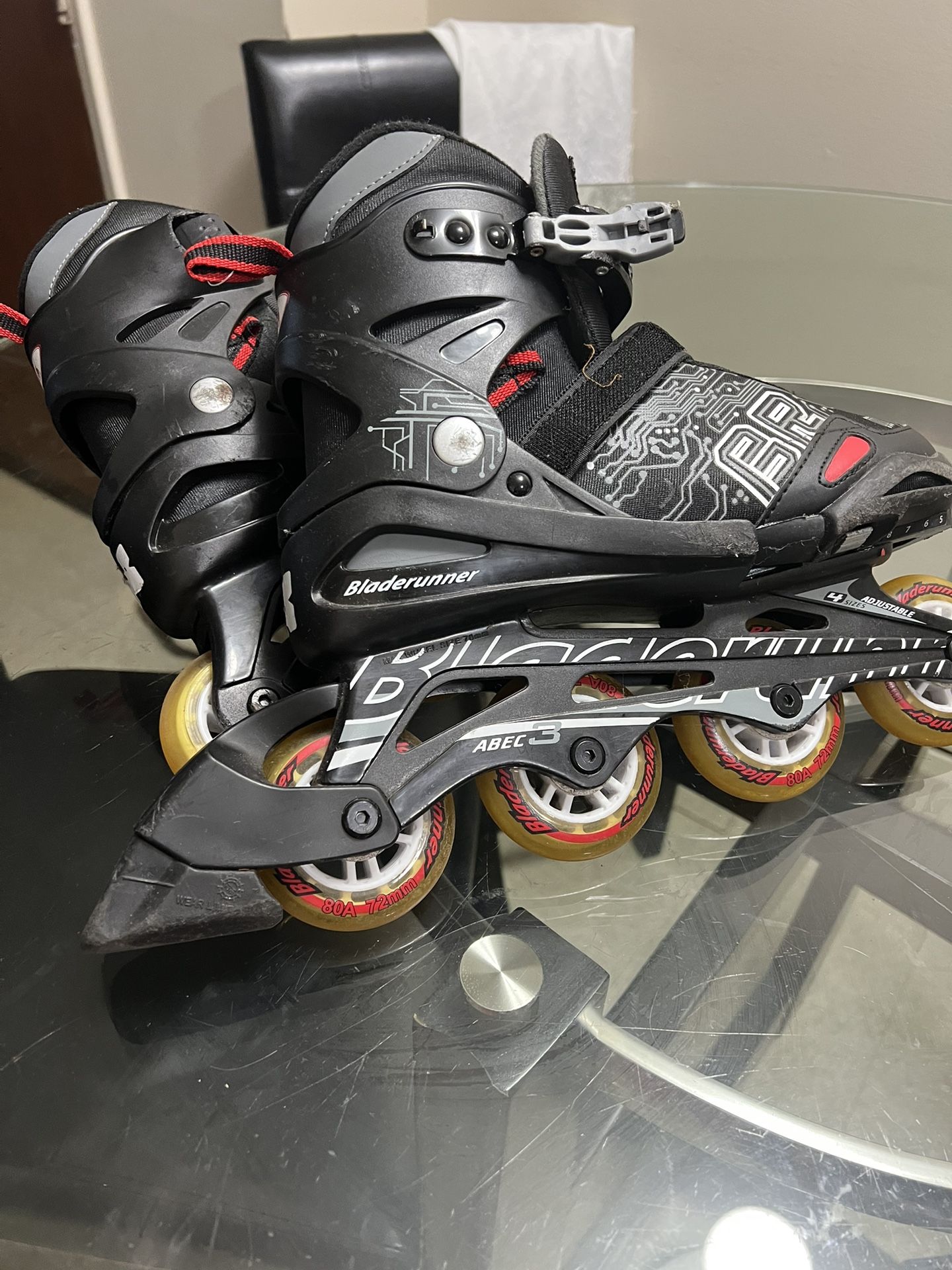 Bladerunner : The skates can be adjusted using a push-button mechanism, accommodating sizes 12J-2, 2-6, and 5-8.