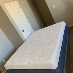 QUEEN MATTRESS MEMORY FOAM AND FREE BOX SPRING