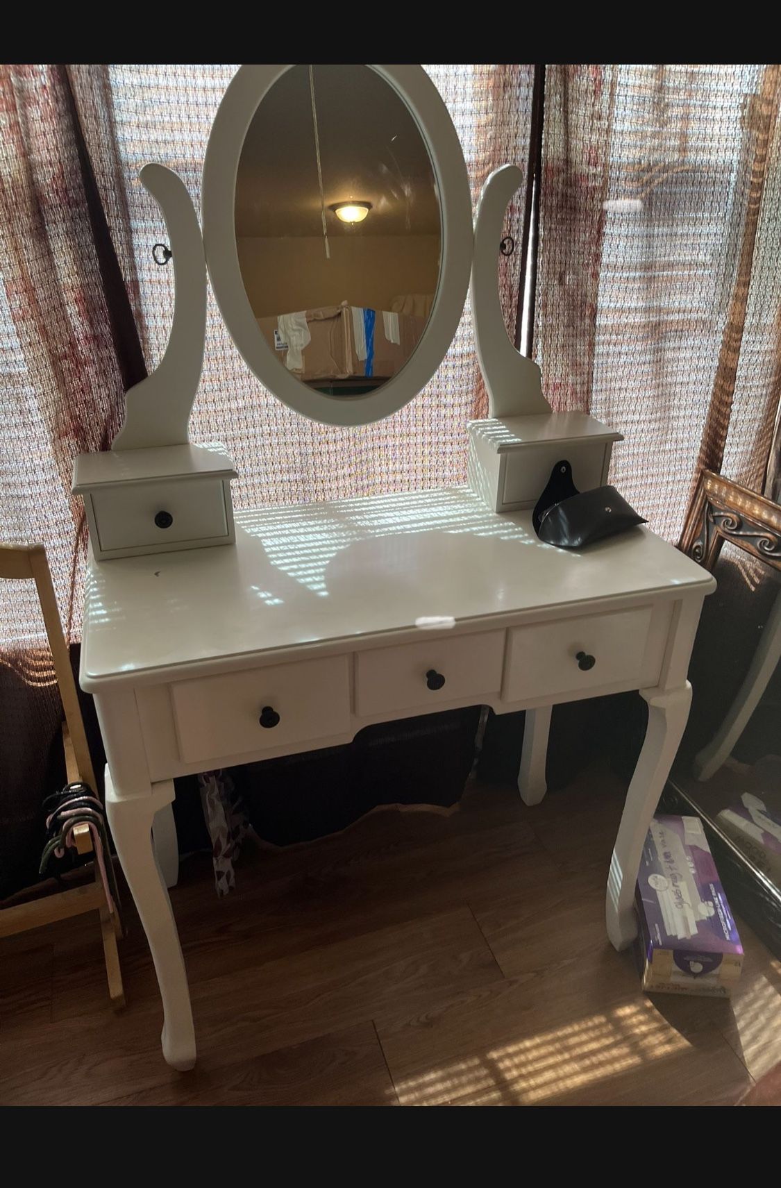 makeup vanity in good condition 