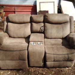Townench Loveseat W Power And Usb