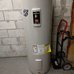 Bradford White 40 Gallons Water Heater. Made In 2023 .Used Only Couple Of Weeks, Sitting In Storage Since. 