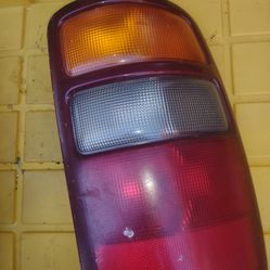 2001 GMC Yukon right side tail light