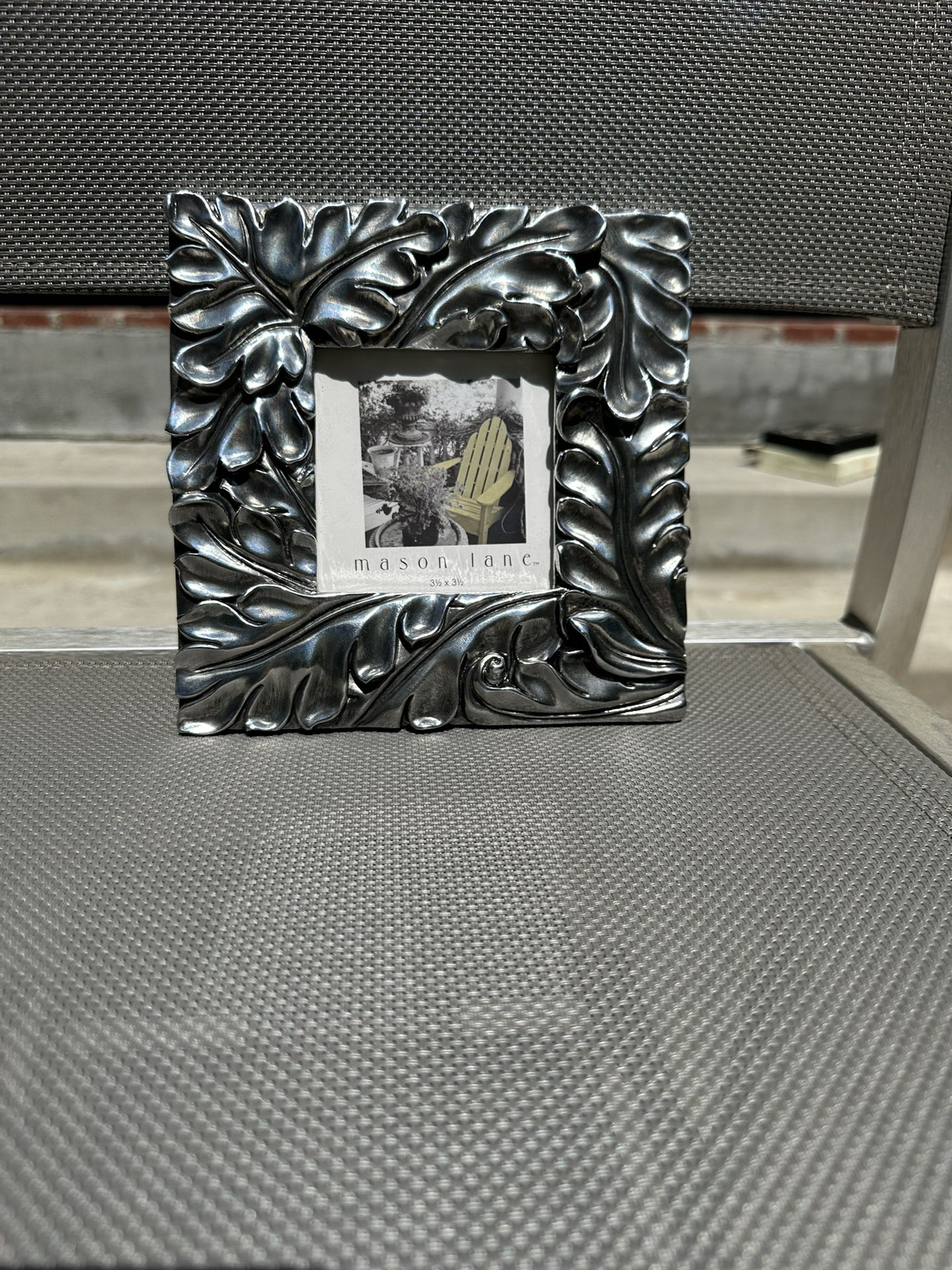 ((NEW ")) BELLA LUX Gray/White Metal Ornate Leaf Picture Fine Frame 3 1/2 x 3 1/2 Design e