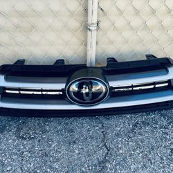 2016-2019 TOYOTA HIGHLANDER FRONT BUMPER UPPER GRILLE W/ EMBLEM & CRUISE RADAR OEM