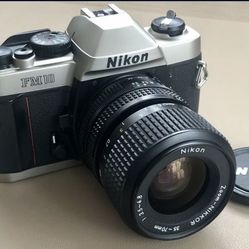 Nikon FM10 Film Camera with 35mm-70mm Zoom-NIKKOR kit Lens & Original Case 