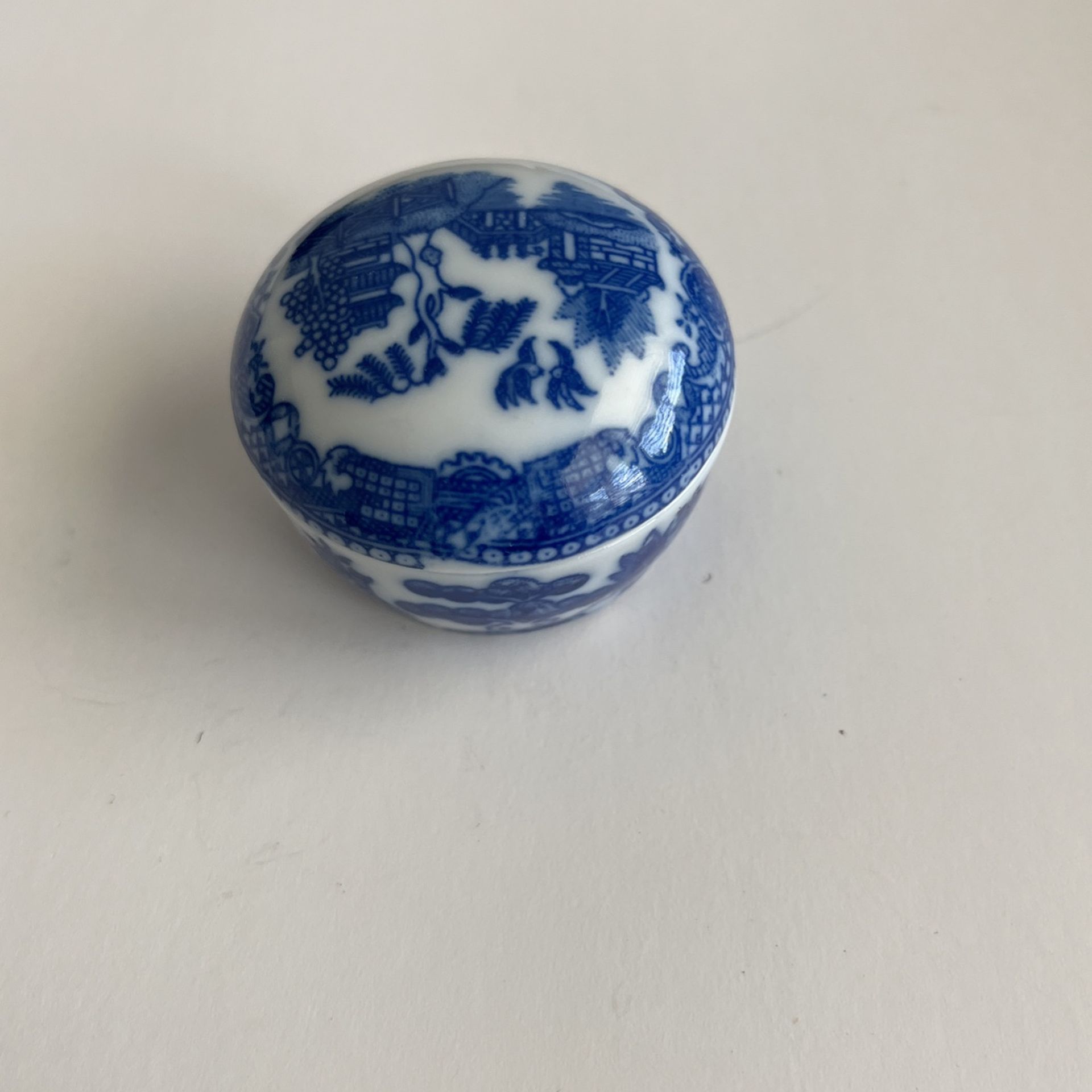 Hand painted  Chinese Ceramic Pill/Trinket Box