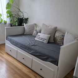 Daybed With Storage