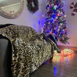 Elvis 1960s Jungle Room Vibes Fabulous Leopard Fur Comforter Topper