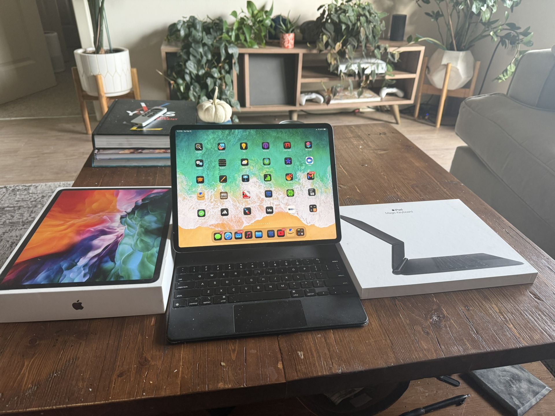 iPad Pro 4th Gen W/magic Keyboard 256  GB 12.9 Inch Unlocked