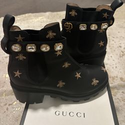 GUCCI Stars and Bee Embroidered Leather Ankle Boot With Belt 'Black'