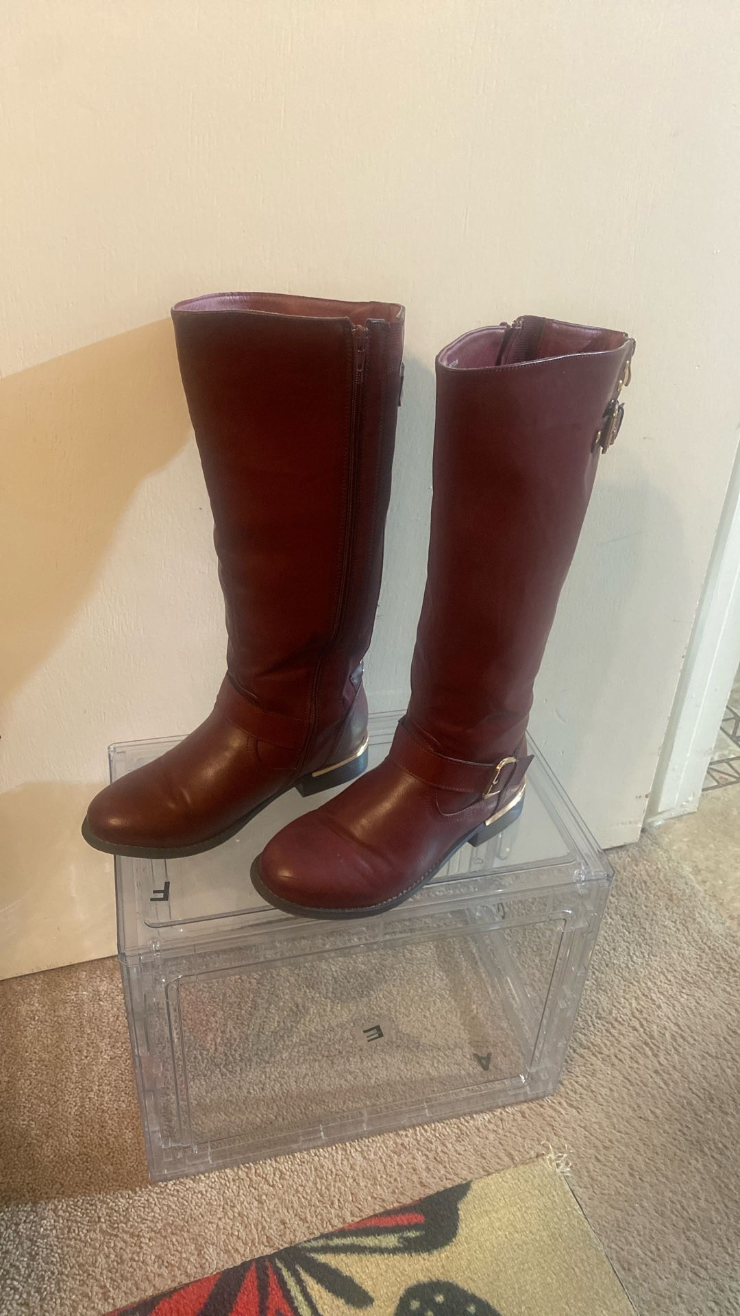 Boots Woman’s  S Z 7 Burgundy